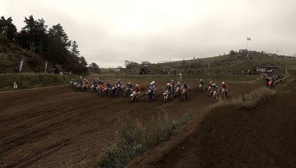 Starten går i A MX2-klassen, hvor guldkampen stadig er åben
(Foto: Larry Callesen)